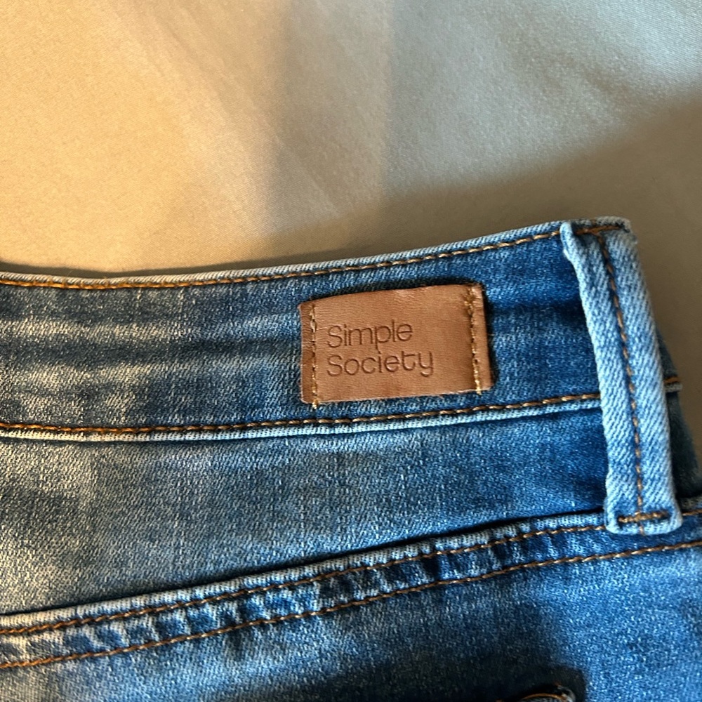 Distressed jeans - Picture 4 of 6